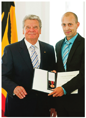  Bundespräsident Joachim Gauck überreicht<br>Daniel Scheffler den Bundesverdienst­<br>Orden in Berlin. Foto: S. Bolesch